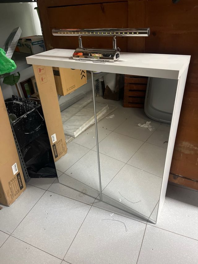 Mueble de baño blanco  con espejo y luz