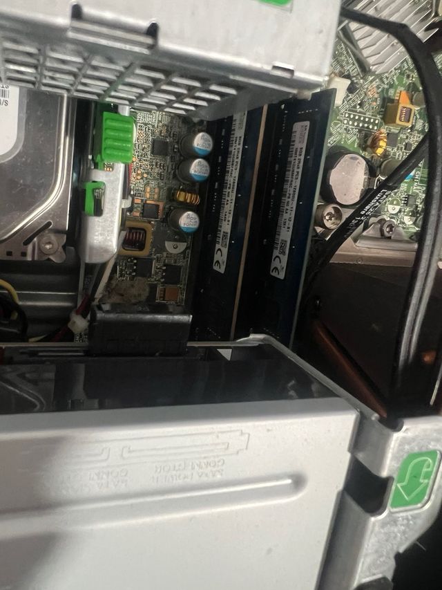 HP Compaq Elite 8300 SFF 
se puede vender piezas 