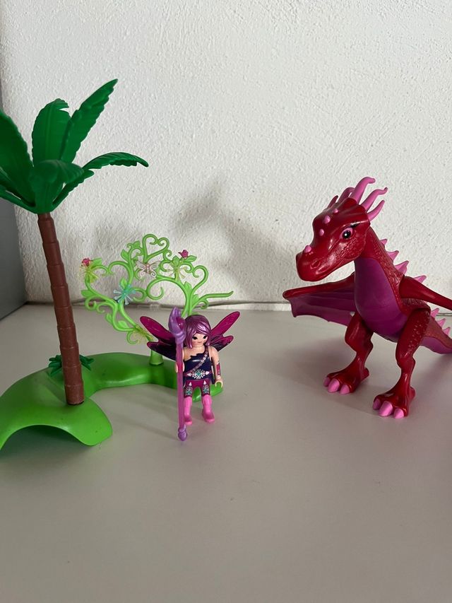 Dragón mágico con figura de hada