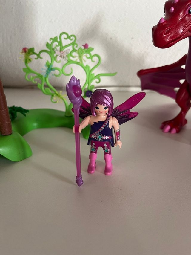 Dragón mágico con figura de hada