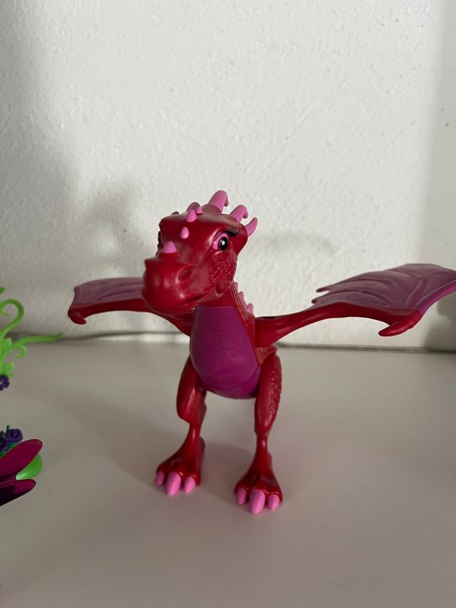 Dragón mágico con figura de hada