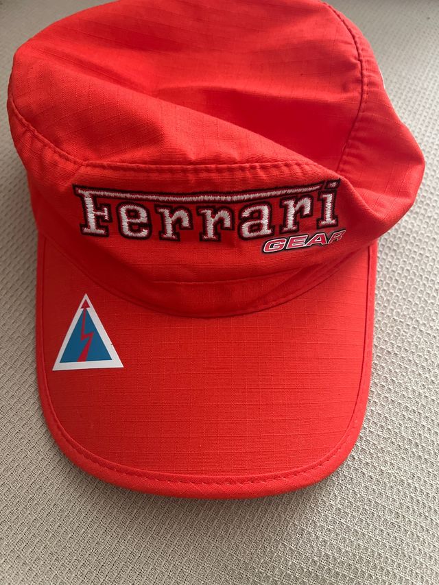 Gorra Ferrari V8 Roja