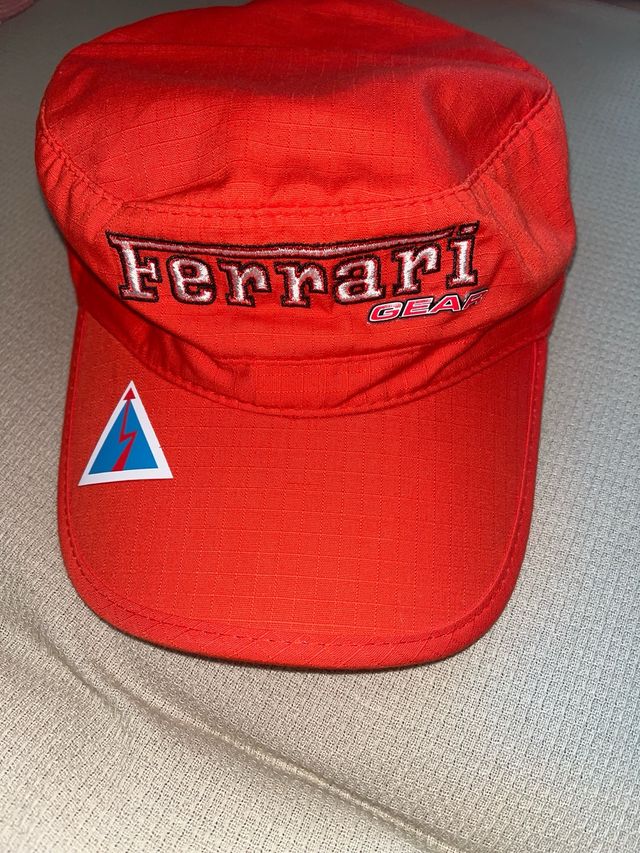 Gorra Ferrari V8 Roja
