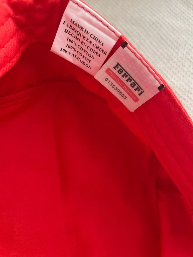 Gorra Ferrari V8 Roja