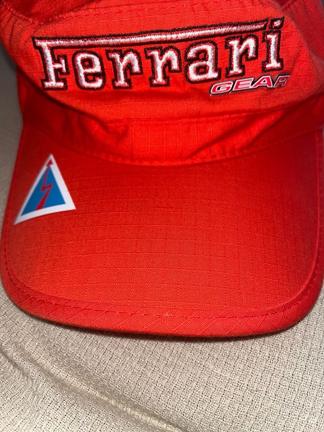 Gorra Ferrari V8 Roja