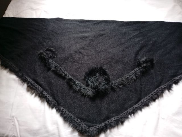 Pañuelo negro con detalles de pelo