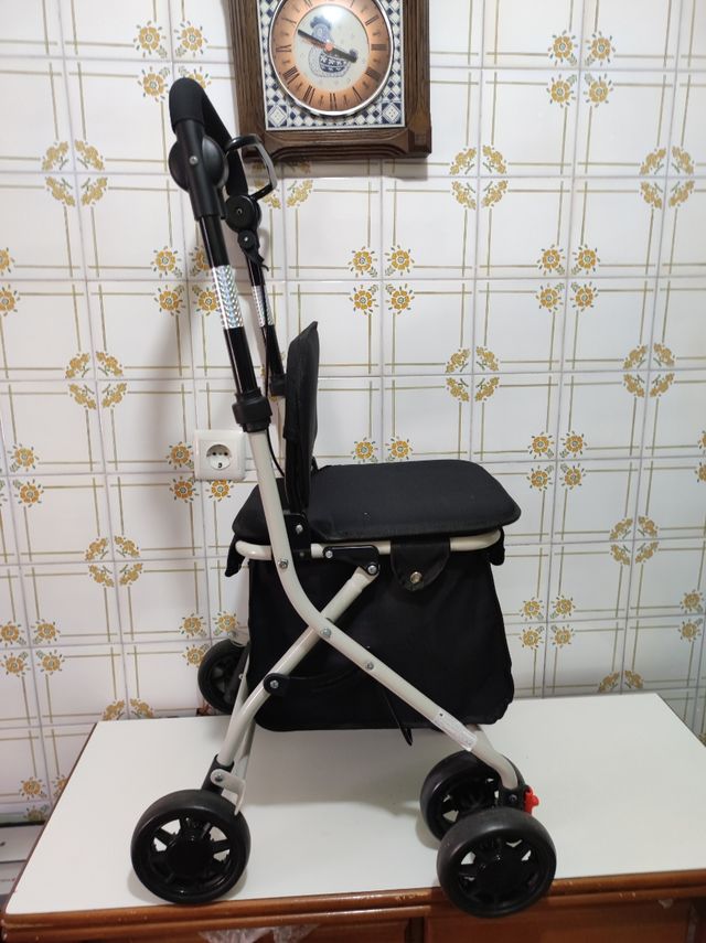 Andador com rodas e assento