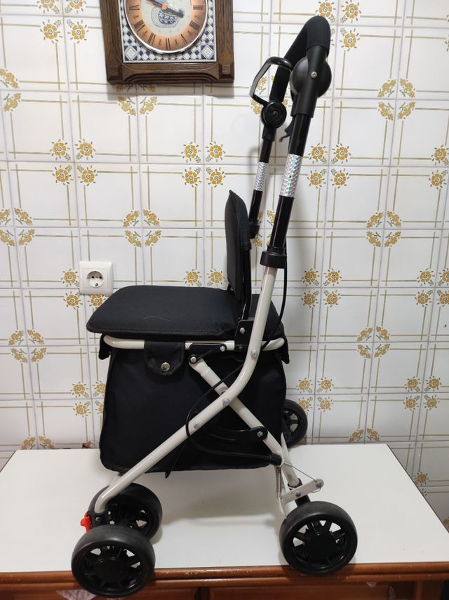 Andador com rodas e assento