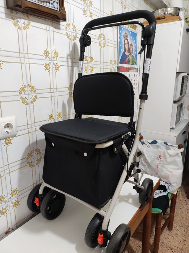 Andador com rodas e assento