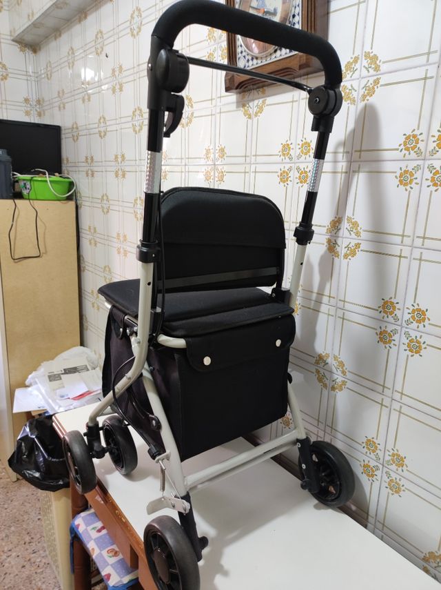 Andador com rodas e assento