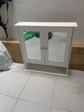 Mueble de baño blanco con espejo
