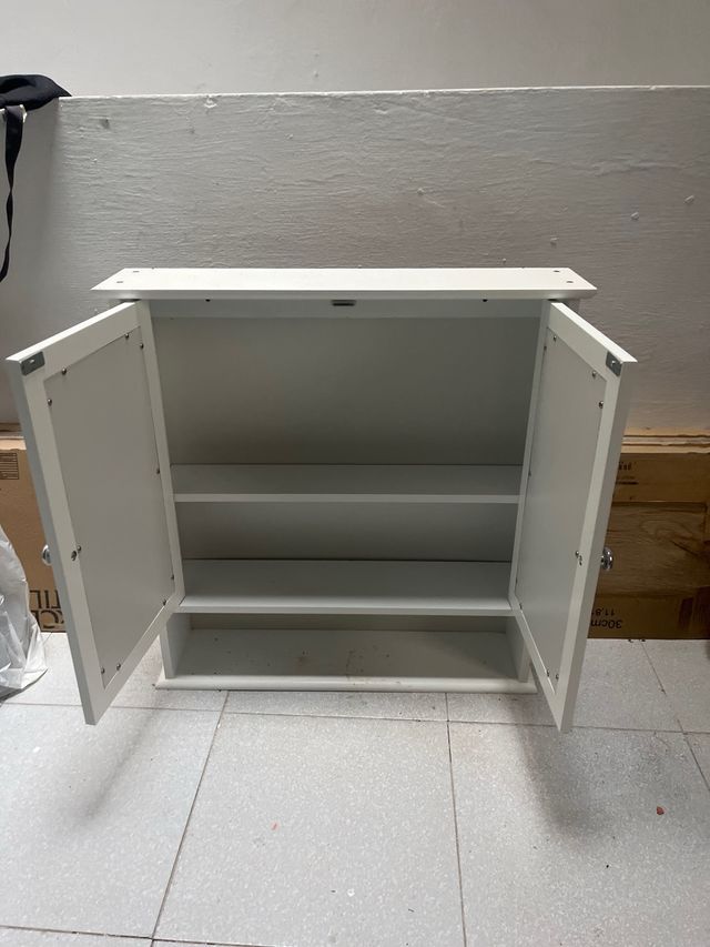 Mueble de baño blanco con espejo