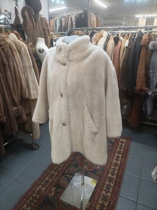 Pelliccia Eco Bianca con Bottoni Dorati