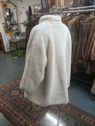 Pelliccia Eco Bianca con Bottoni Dorati