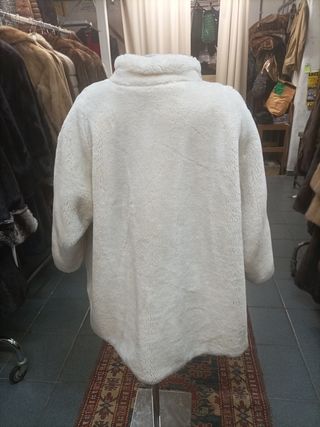 Pelliccia Eco Bianca con Bottoni Dorati
