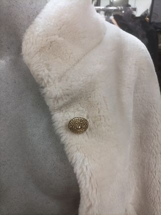 Pelliccia Eco Bianca con Bottoni Dorati
