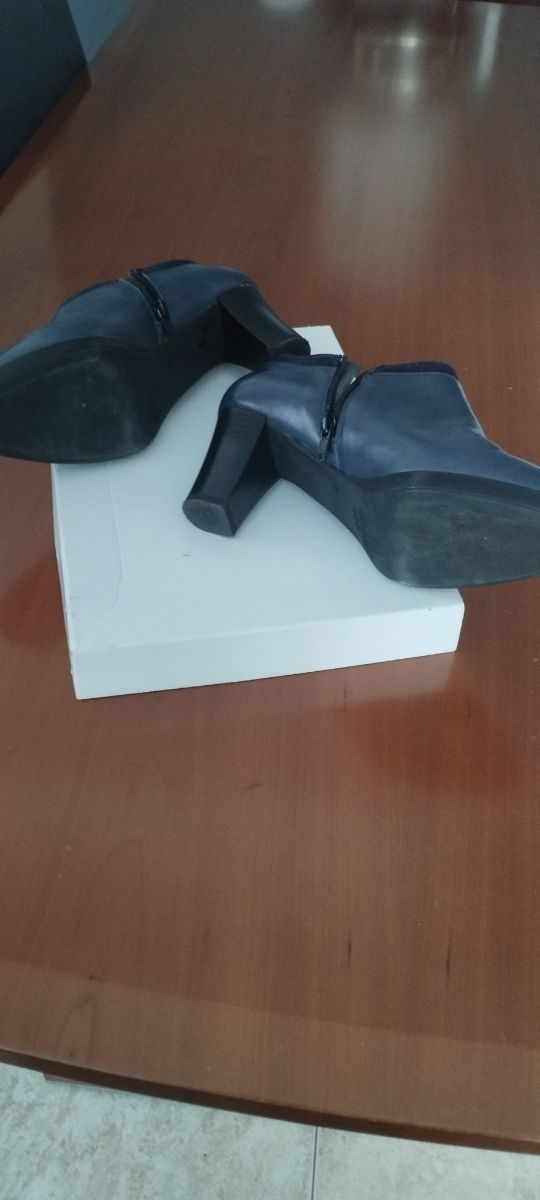 Botines de piel azul, poco uso para pie estrecho