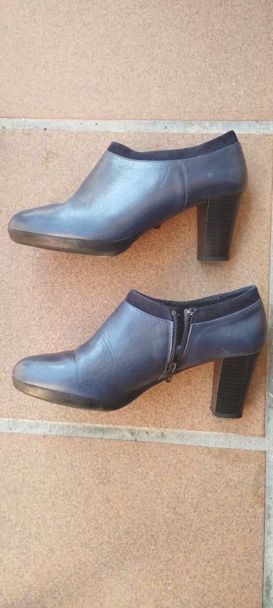 Botines de piel azul, poco uso para pie estrecho