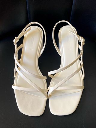 Sandalias blancas de tacón ancho bajo