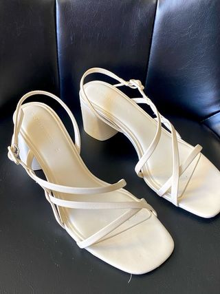 Sandalias blancas de tacón ancho bajo