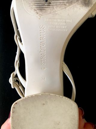 Sandalias blancas de tacón ancho bajo