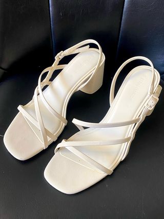 Sandalias blancas de tacón ancho bajo