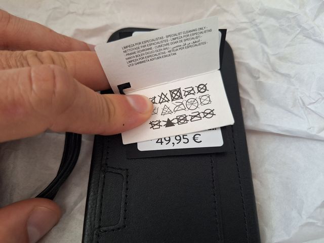 Funda de piel negra para iPhone 14 Pro con correa