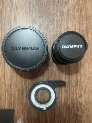 Objetivos y flash LED Olympus para buceo