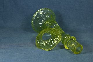 ANTIGUO CANDELABRO VIDRIO AMARILLO VERDOSO. 25 CM.