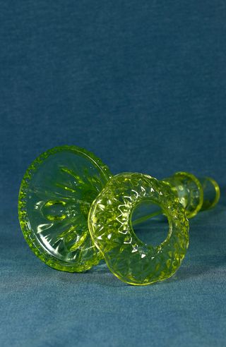 ANTIGUO CANDELABRO VIDRIO AMARILLO VERDOSO. 25 CM.