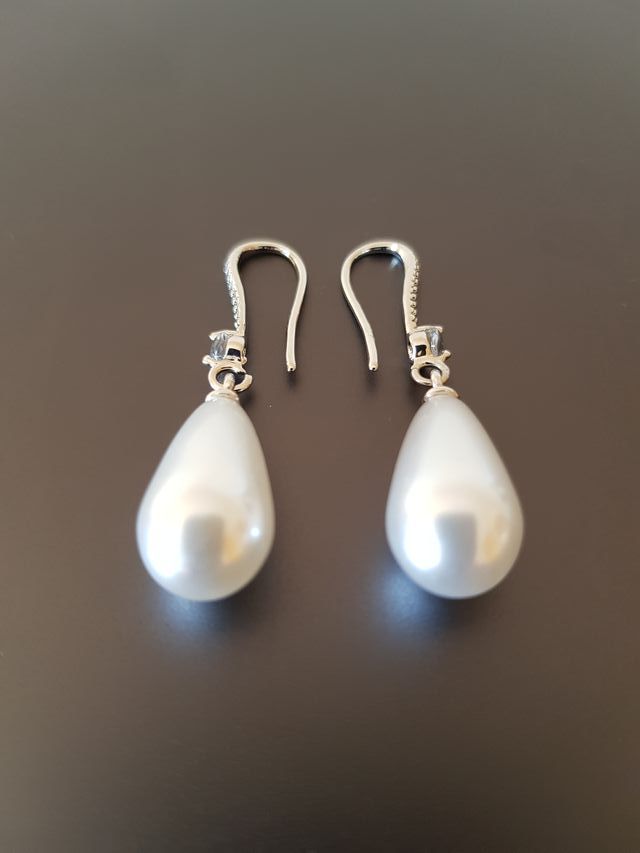 Pendientes Dije Lágrima Blanca Ovalada y Circonita