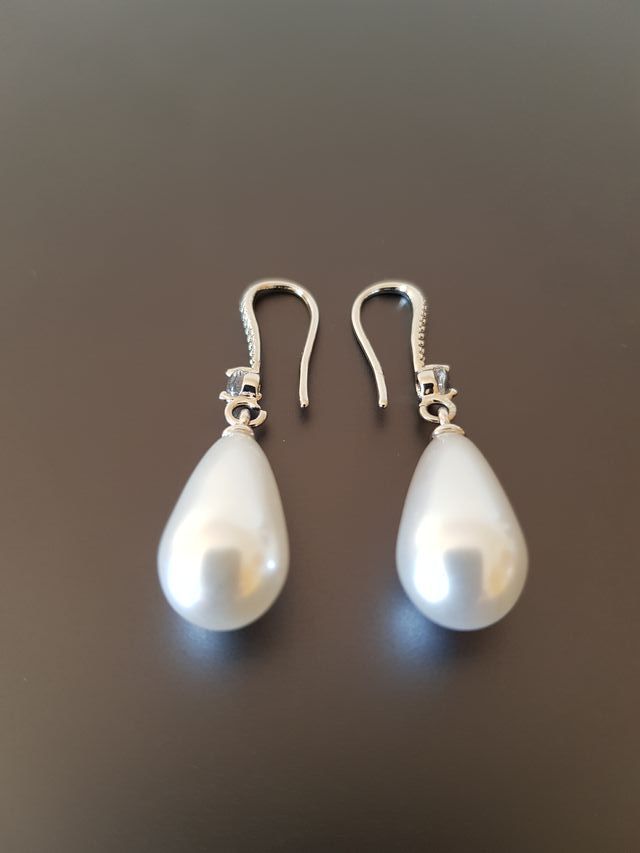 Pendientes Dije Lágrima Blanca Ovalada y Circonita