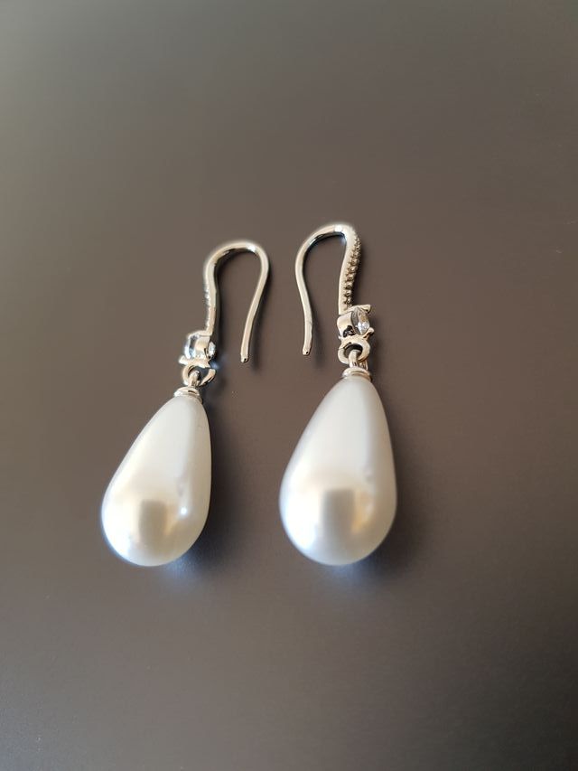 Pendientes Dije Lágrima Blanca Ovalada y Circonita