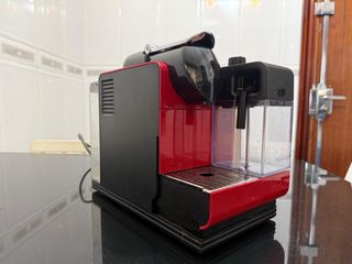 Cafetera Nespresso Lattissima Roja