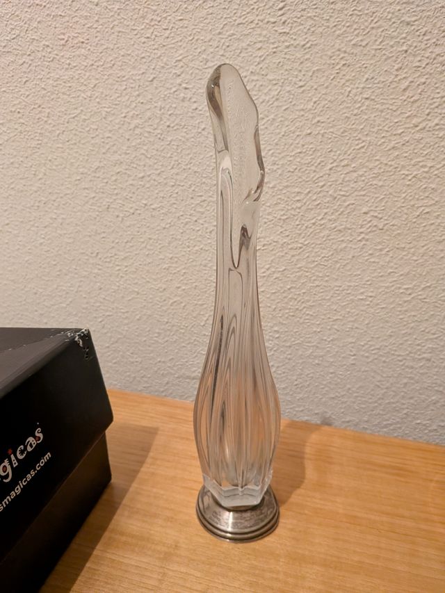 Jarrón de cristal y metal