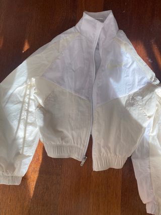 Chaqueta Nike Beige y Blanca