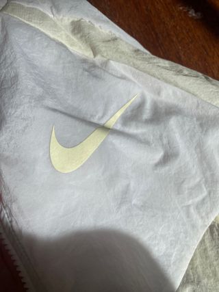 Chaqueta Nike Beige y Blanca