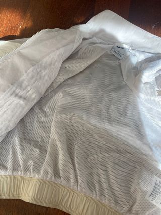 Chaqueta Nike Beige y Blanca