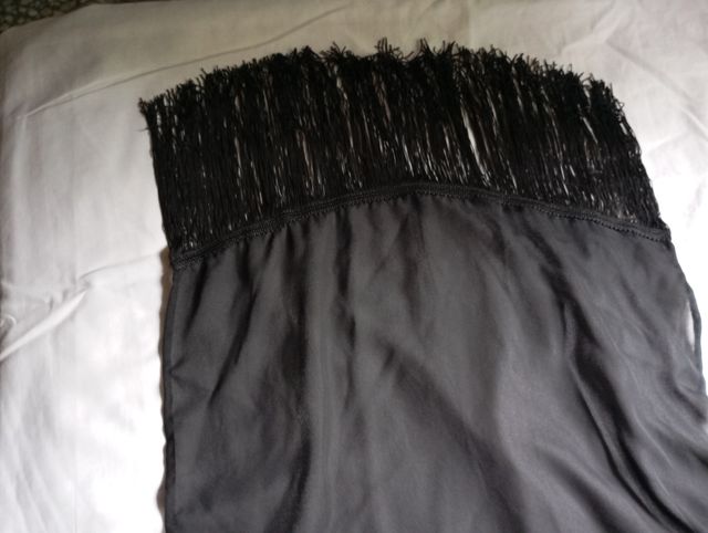 Fular negro con flecos