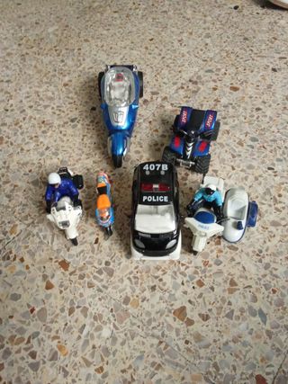 Coches y motos metal, policía suena y luce.