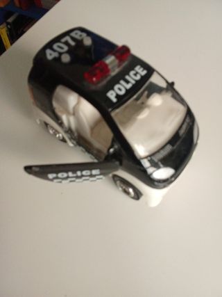 Coches y motos metal, policía suena y luce.