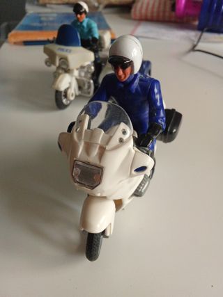 Coches y motos metal, policía suena y luce.