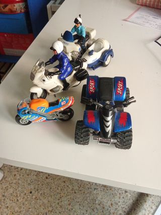 Coches y motos metal, policía suena y luce.