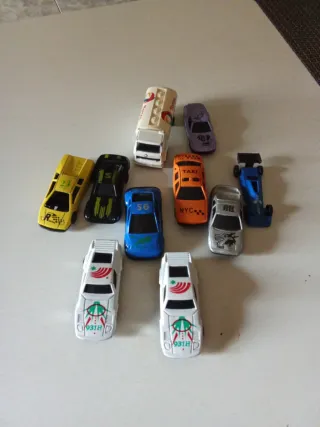 Coches y motos metal, policía suena y luce.