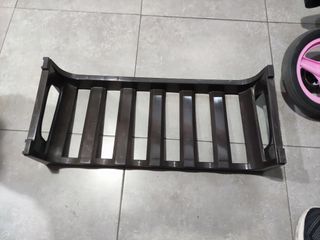 Botellero de plástico marrón