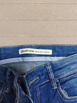 Pantalón vaquero Stradivarius desgastado