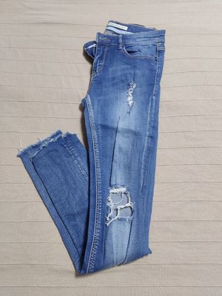 Pantalón vaquero Stradivarius desgastado