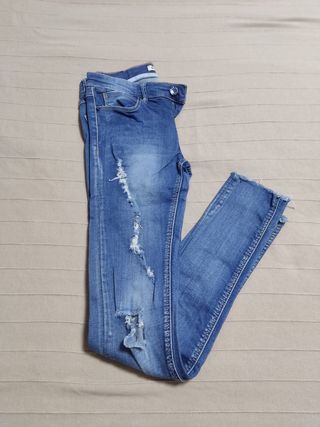 Pantalón vaquero Stradivarius desgastado