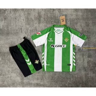 Conjunto niño verde, blanco y negro