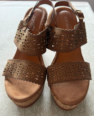 Sandalias cuña marrón y detalles dorados